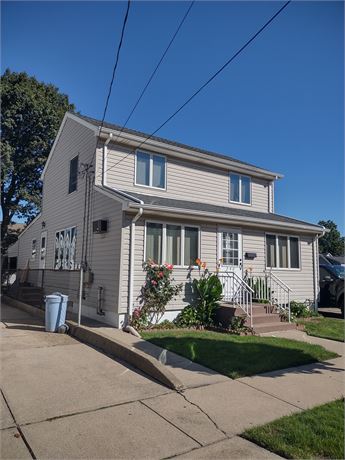 Home for sale 1 block from hospital and near to lirr Mineola