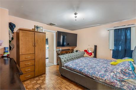 duplex home boasts 9 bedrooms and 4 full bathrooms legal 2 family