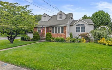 ast Williston SEchool District, this beautifully maintained Cape Cod Style