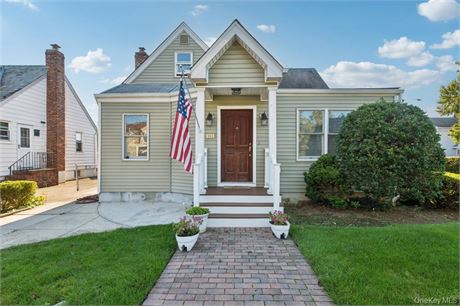 Mineola-East Williston designed 3 bedroom, 2.5 bath home